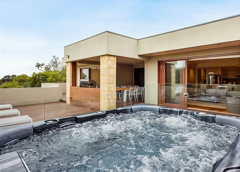 Stunning Home Alfresco Entertainment Jacuzzi - Image 1