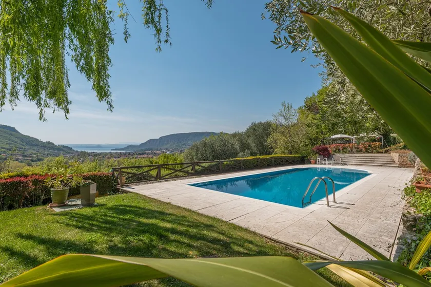 Beautiful villa with private garden and pool - Image 1