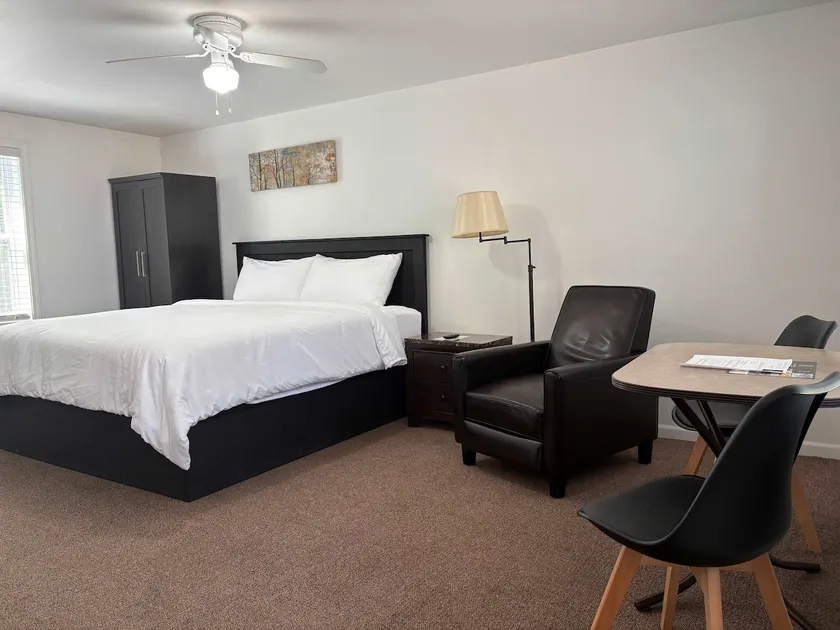 Room 7 at Inlands Lake Motel, Indian River, MI - Image 1