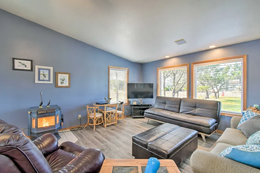 Pet-Friendly Ocean Park Home w/ Decks & View! - Image 1