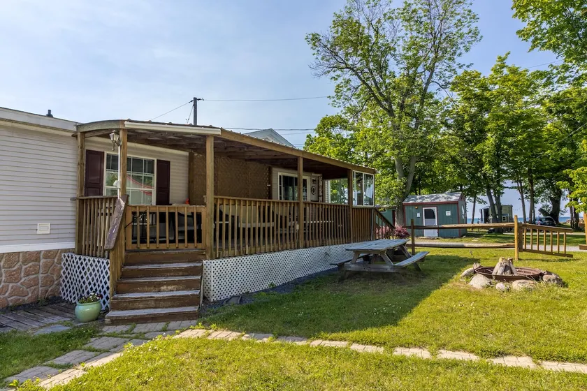 Cozy Cabin Steps Away from Lake Ontario - Image 1