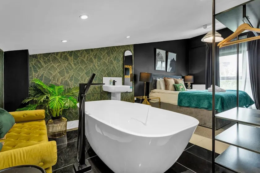 Salford Quays Luxury Safari Retreat Free Parking - Image 1