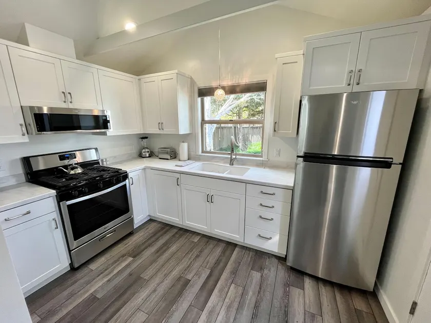 11th Street Studio ~ New/ Stylish & 3 blocks to Plaza! - Image 1