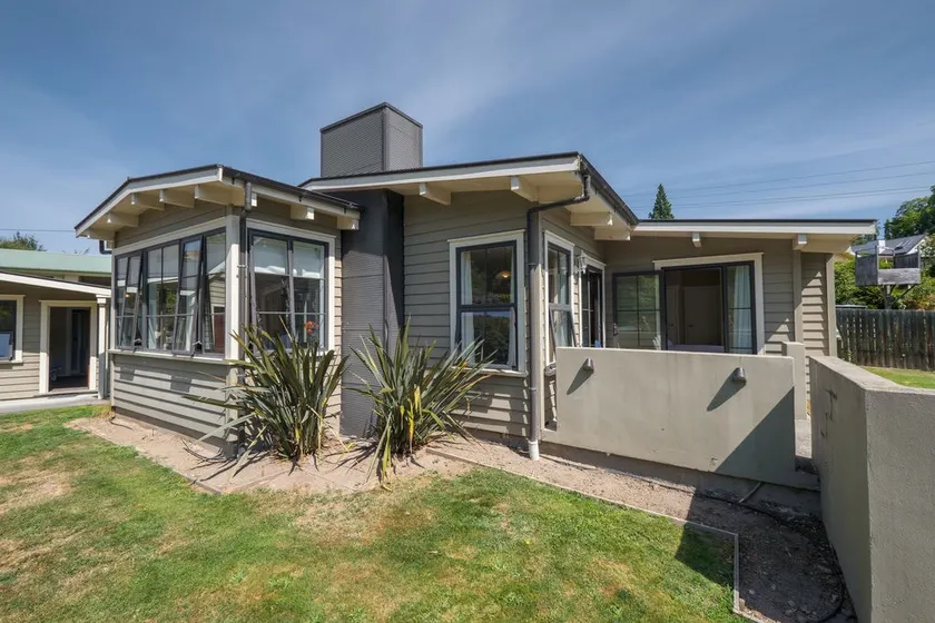 Lavender Country Cottage - Arrowtown Holiday Home - Image 1