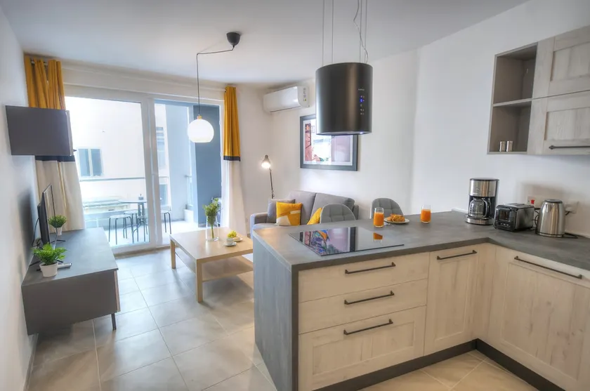 Bright and beautifully furnished apartment close to seafront BFRA1-2 - Image 1