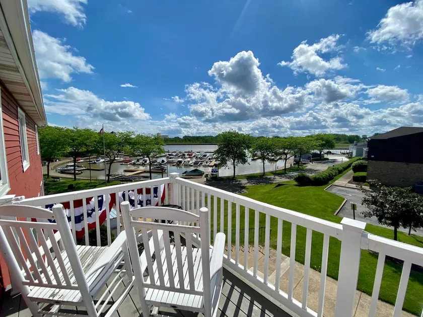 Condo Overlooking Marina-walk to everything! - Image 1