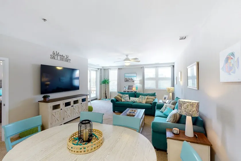 Sunny beach condo with washer & dryer, pool & hot - Image 1