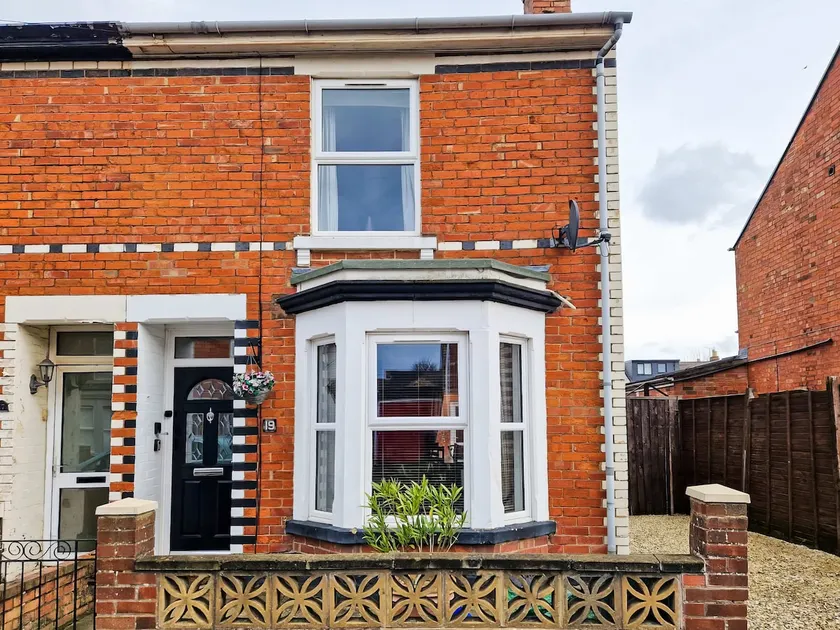 Tudor Delightful House Central Gloucester By STAE-Homes - Image 1