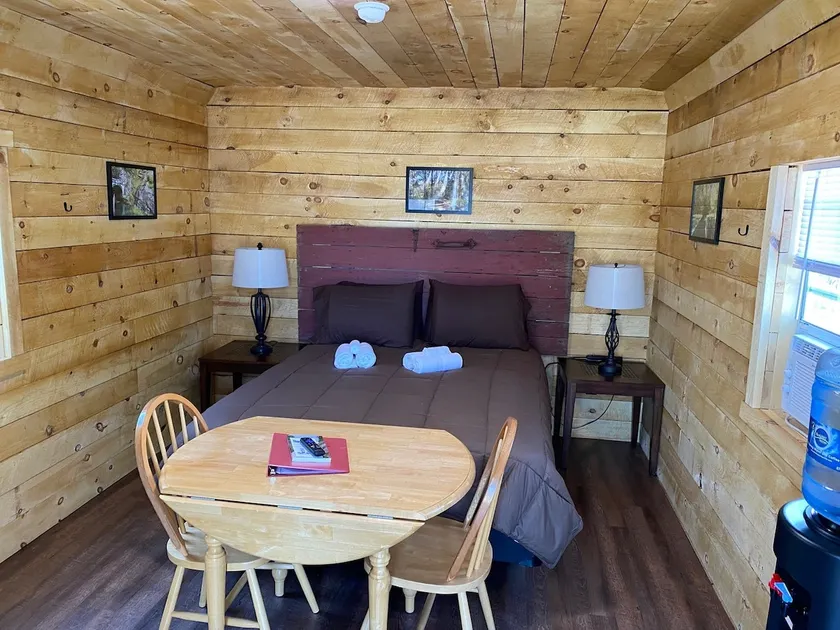 Cabin (#4) Queen. Close to the Canal. - Image 1