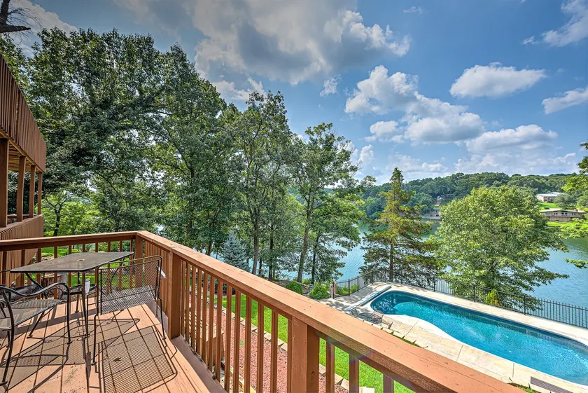 Double Down: Spacious Lakefront Retreat with Stunn - Image 1