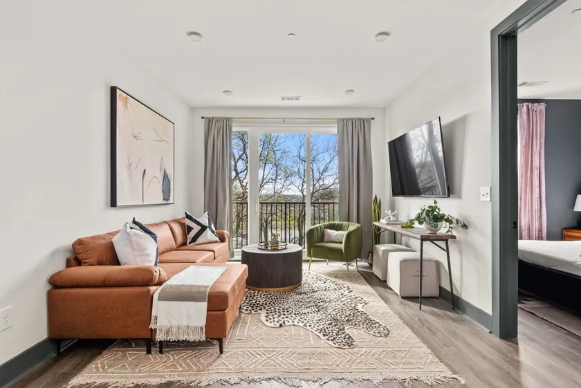 The Sobro Suite - 6 Beds & 6 blocks to Broadway - Image 1