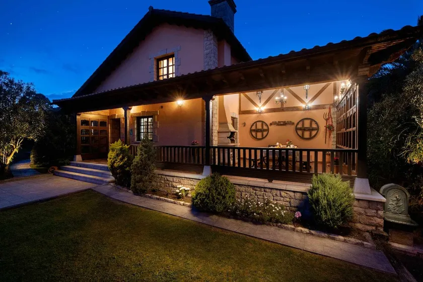 House on the coast with Wi-Fi, garden, and barbecue - Image 1