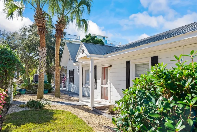 Charming Beach Cottage, private beach access, bunk room and amazing yard! - Image 1