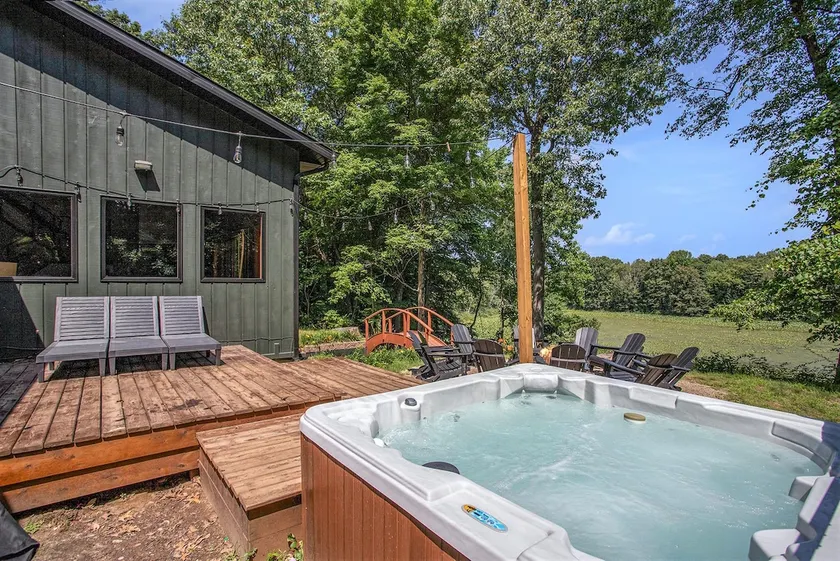 18-acre pond retreat | Heated pool & hot tub - Image 1
