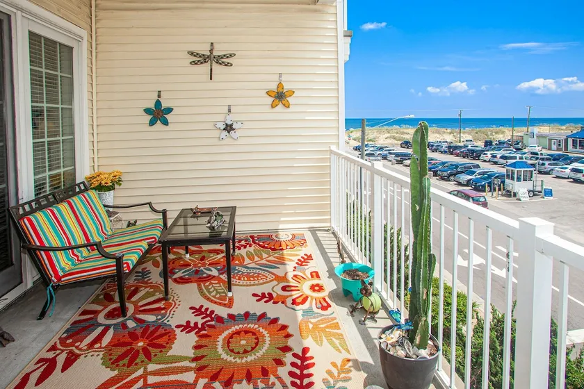 Ocean view condo with balcony, WiFi, on-site pool - Image 1