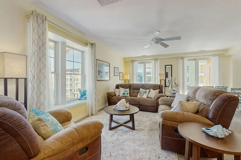 Cozy Back Bay Condo with Pool & Gym access! - Image 1