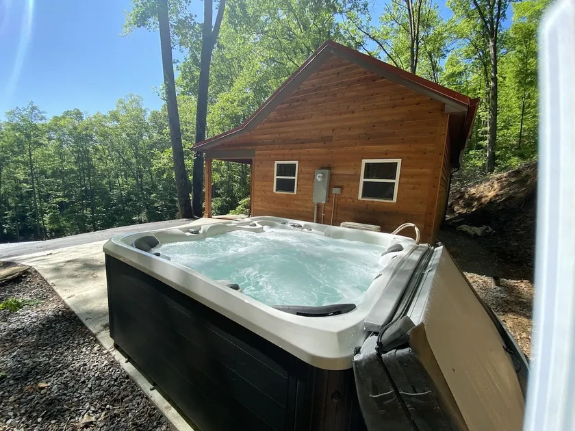 Couple Retreat Cabin-near Smoky Mountain Railroad-Hot Tub - Image 1