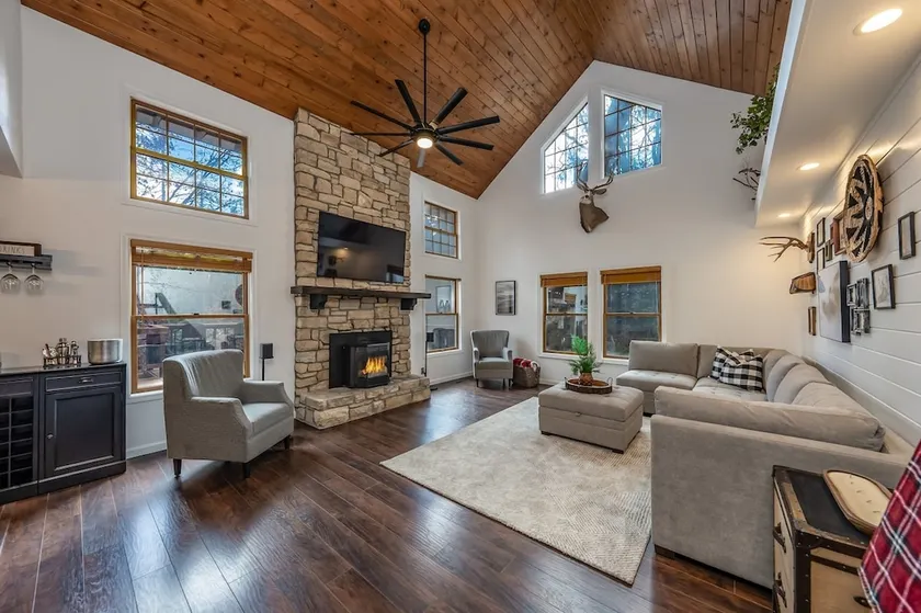 Creekside Cabin *Pup-Friendly with AC* - Image 1