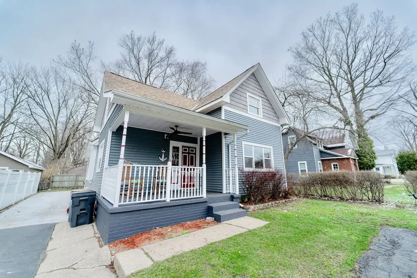 Cherry Door Cottage -Enclosed Backyard, Walk Downtown, Hot Tub! - Image 1