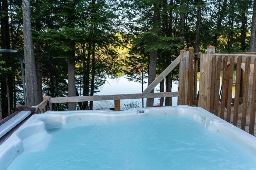 Relax On the Lake Waterfront with Hot Tub CITQ258834 - Image 1