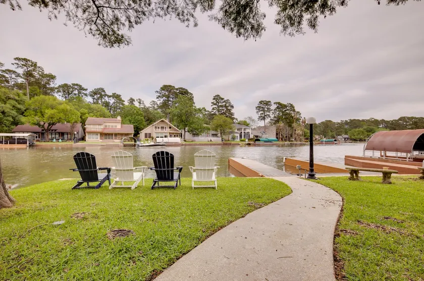 Grills & Boat Dock: ‘Comfy Cove’ on Lake Conroe - Image 1