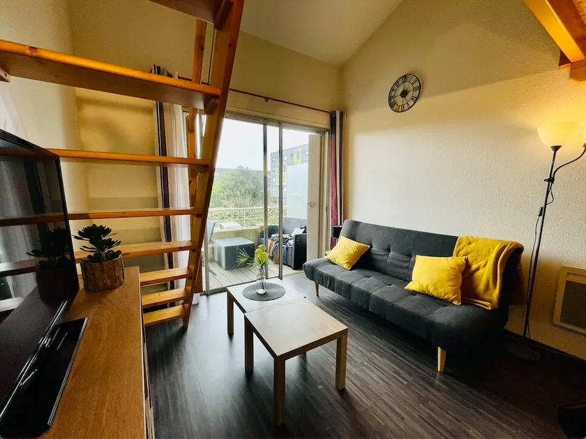 Lovely Apartment With Balcony Near The Lake - Image 1