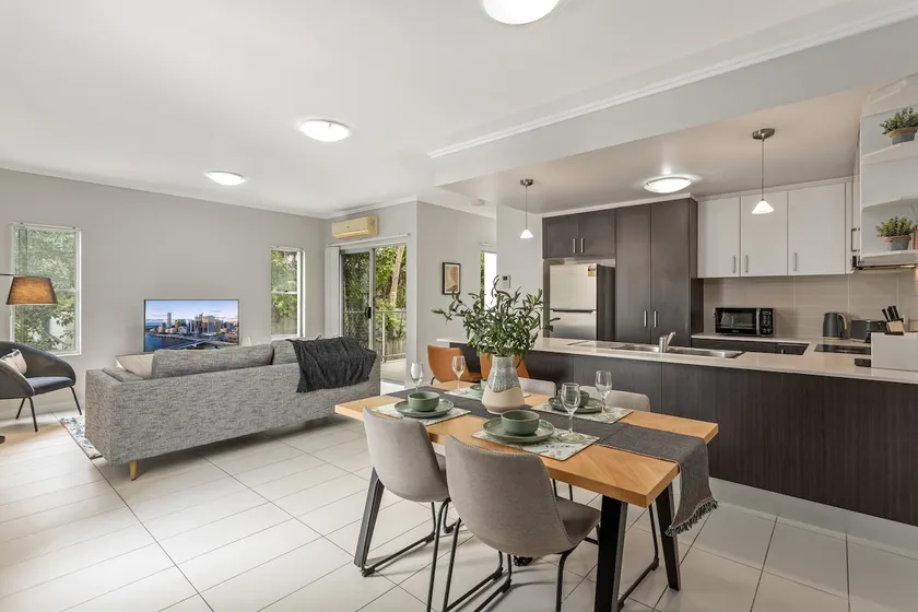 Central Cosy 2-Bed with Pool and near QUT  CBD - Image 1