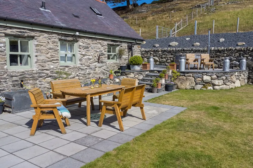 Finest Retreats - Moelis Granary - Luxury Cottage with Hot Tub - Image 1