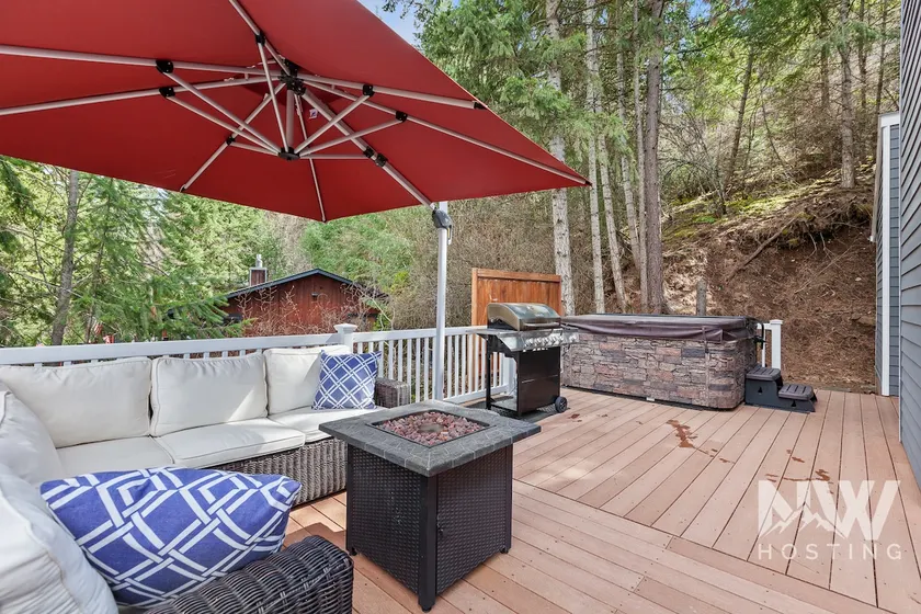 Luxury Home—Hot Tub, Fire Table, Office, Stunning Lake Views, 15 Miles to Silverwood, 2 to Beach! - Image 1