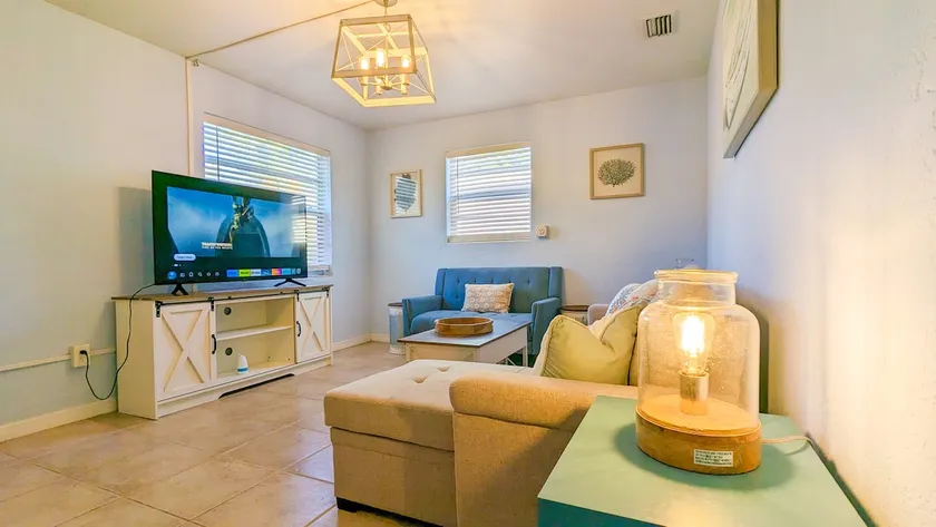 Cheerful Beach Bungalow next to the Ocean - Image 1