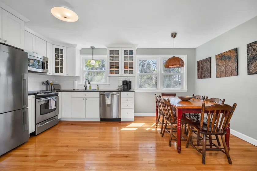 Mystic Pet Friendly Retreat -Easy walk to Downtown - Image 1