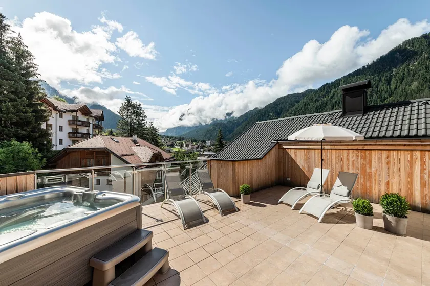 Apartamento con terraza, sauna y jardín | Vistas al jardín - Image 1