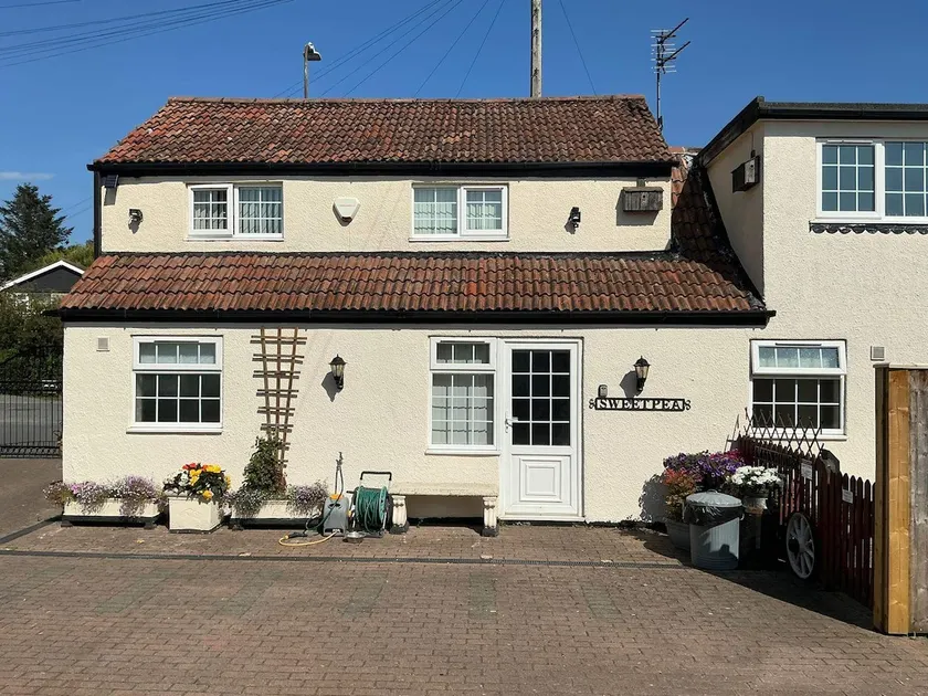 Sweetpea Cottage - Sleeps 5 Parking & Pets Ok - Image 1