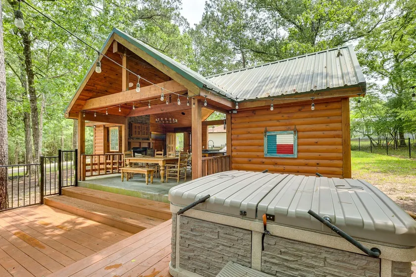 Hot Tub: Luxe Lake Livingston Cabin in Cape Royale - Image 1