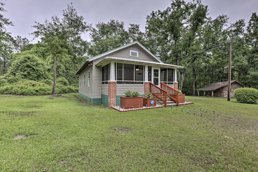 Renovated Home w/ Screened-In Patio on Hwy 90! - Image 1
