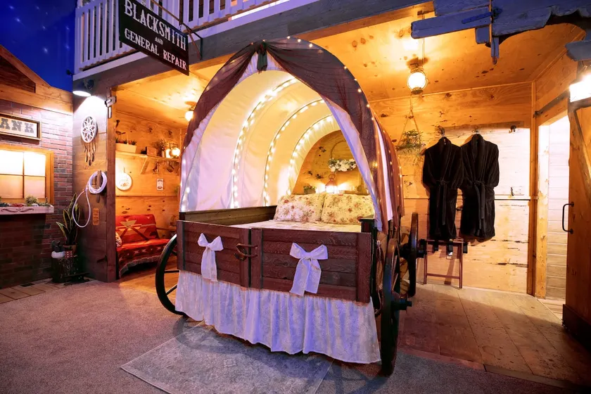 Adults Only getaway! Must see-Ghost Town suite! - Image 1