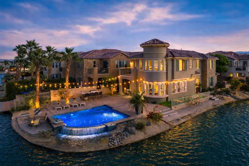 Lakefront Dream: Misters and The Best Corner Lot on the Lake! EV! - Image 1