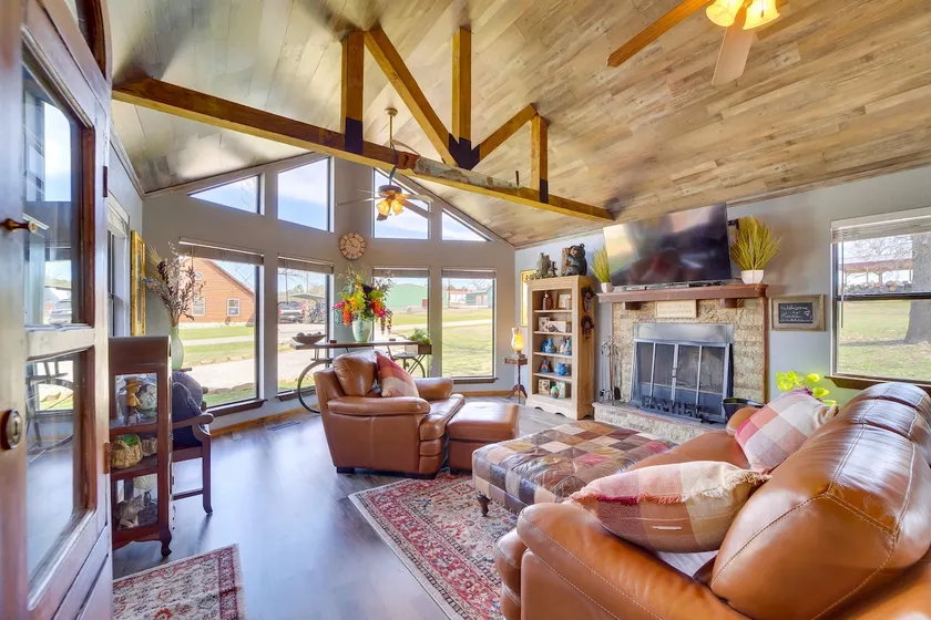 Incredible Log Home: 1 Mile from Lake Tenkiller - Image 1