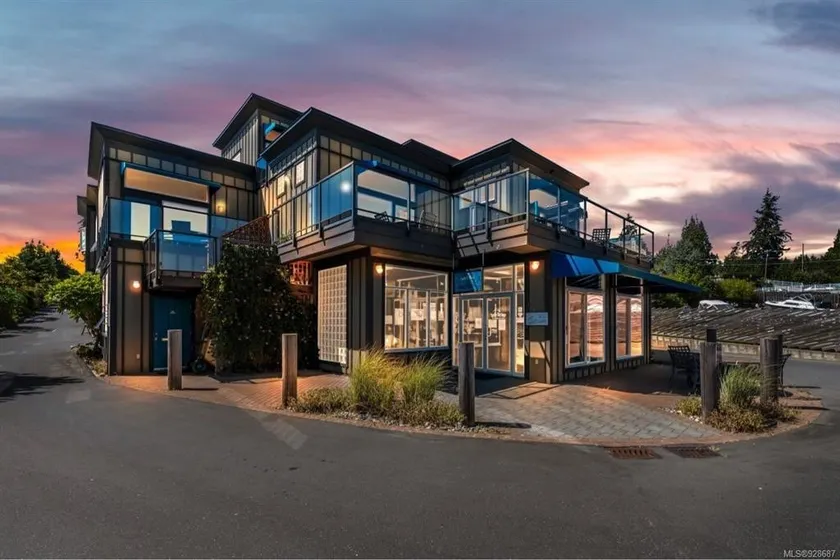 Sooke Harbour Penthouse - Luxurious 4 Bdrm Rental - Image 1