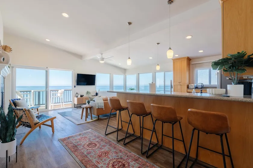 Windansea Bliss: Relax in This Beachfront Haven - Image 1