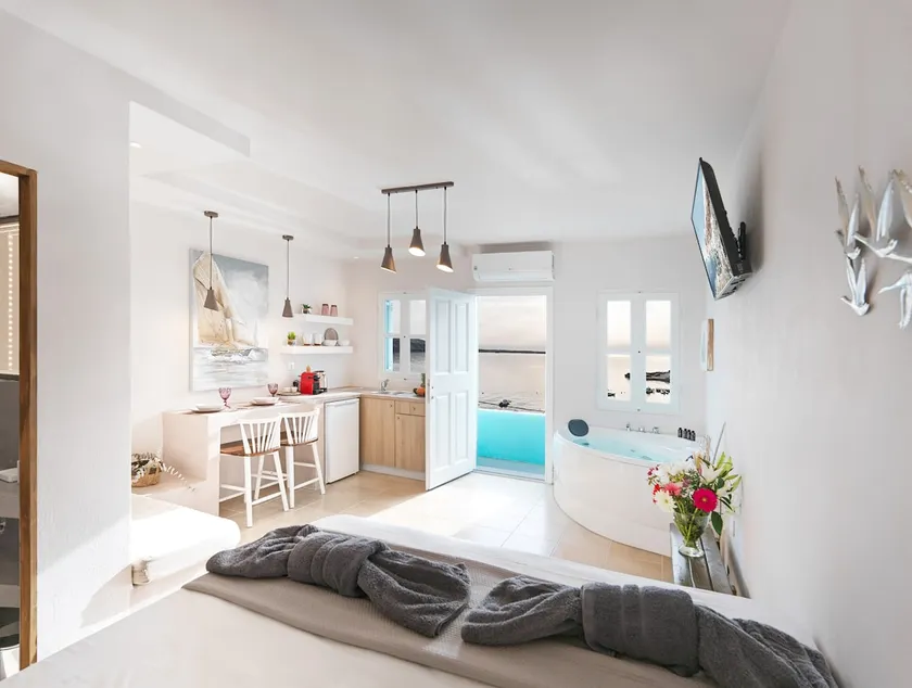 Hideaway Suite, 1 Queen Bed, Jetted Tub/Sea View - Image 1
