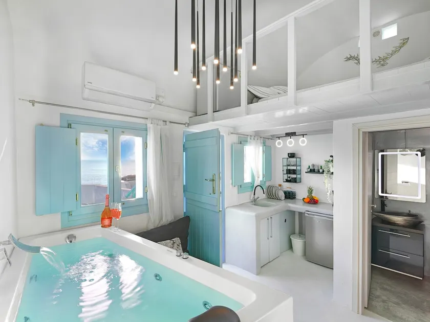Nest Suite,1 King/1 Queen Bed, Jetted Tub/Sea View - Image 1