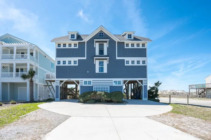 Luxurious oceanfront located in OKI's Paradise Shores - Image 1