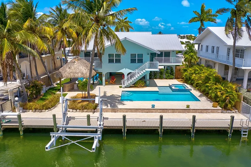 P18 - Spectacular 4 bedroom home with dockage and oversized private pool in Key Colony! - Image 1