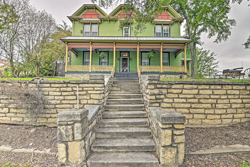 The Lilly House: Historic Glen Rose Home w/ Porch! - Image 1