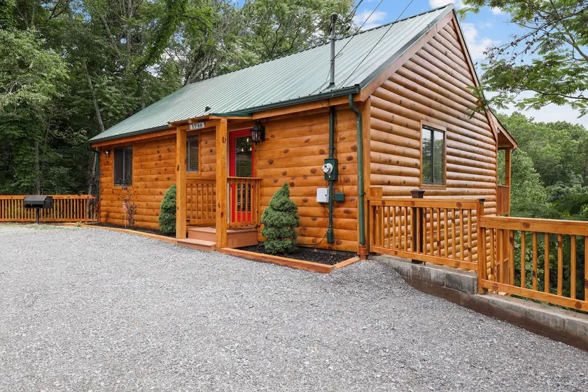 Smoky Nights is an enticing dog-friendly retreat just minutes from the Pigeon Forge Parkway! - Image 1