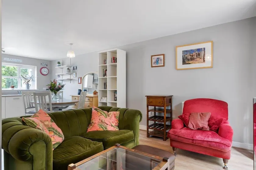 Modern Townhouse in Penryn with Private Parking - Image 1