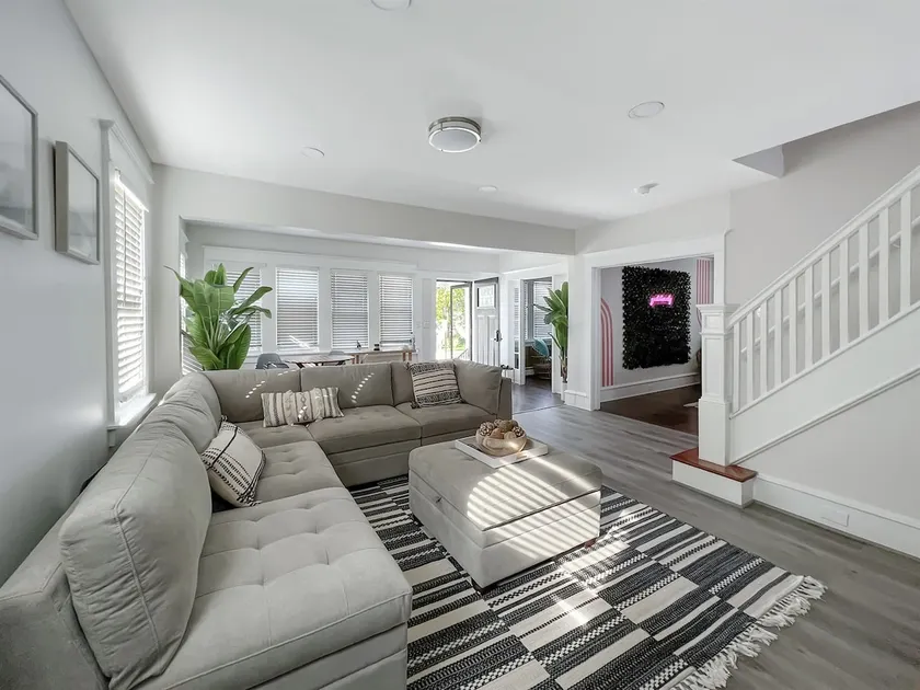 Modern Lux House Located Near Casinos Free Parking - Image 1
