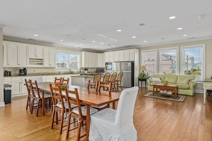 Retreat/Team Ready! Sleeps 20, Pool, Walk to Beach - Image 1