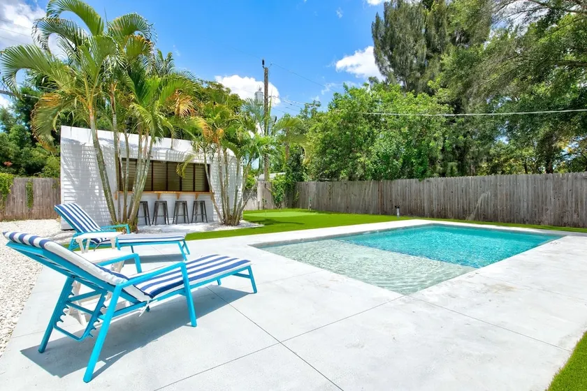 Private Heated Pool, Turfed Putting Green Retreat - Image 1